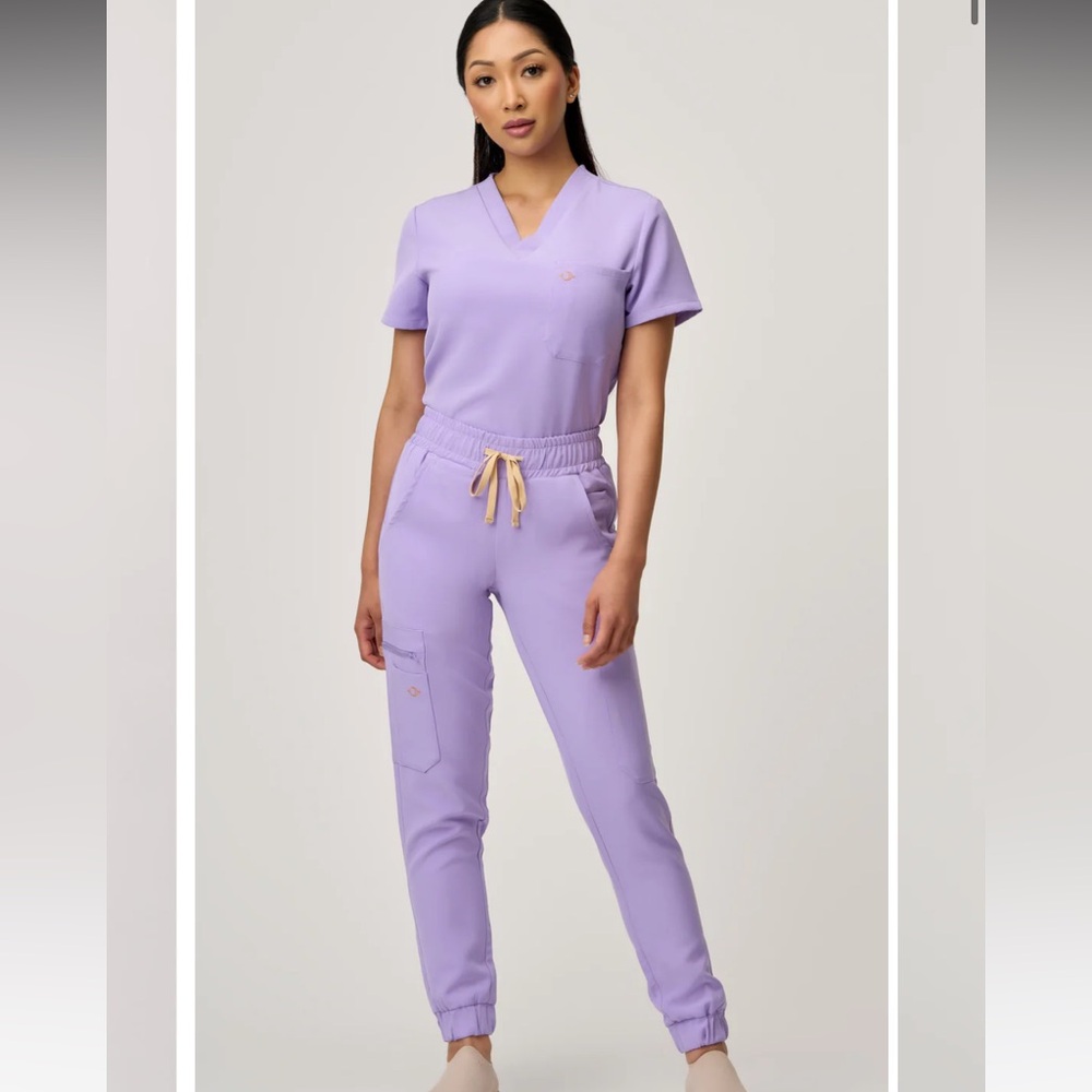Luuna Astra Jogger and estelle top. Beautiful lilac color and very comfortable.